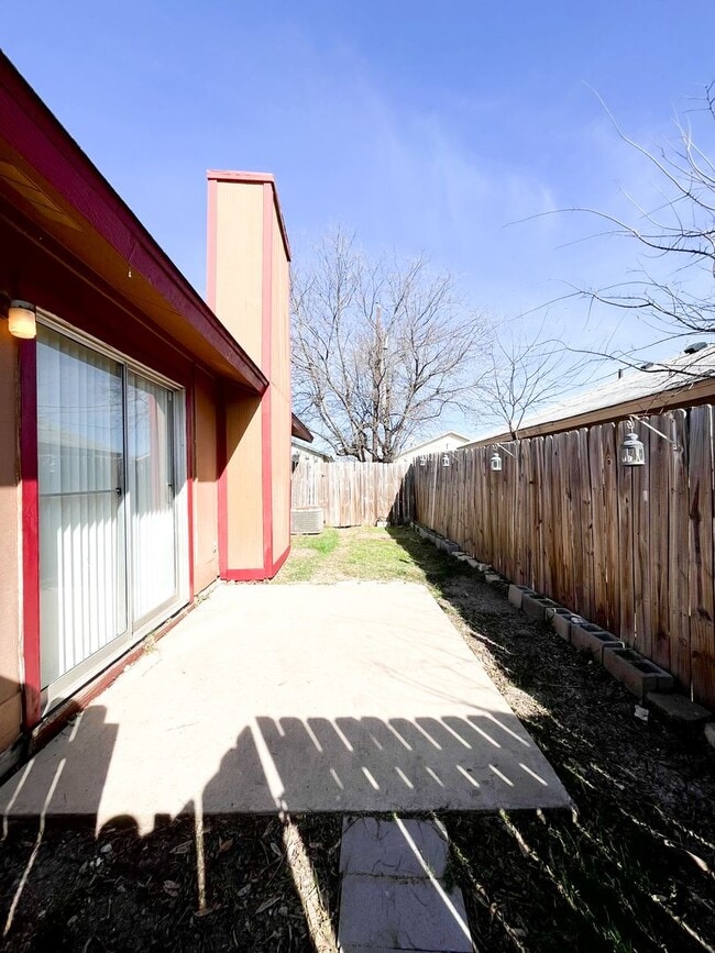 Building Photo - Available NOW!!!! This charming 1 story, 3 bedroom, 2 bath house could be your next home! Beautif...