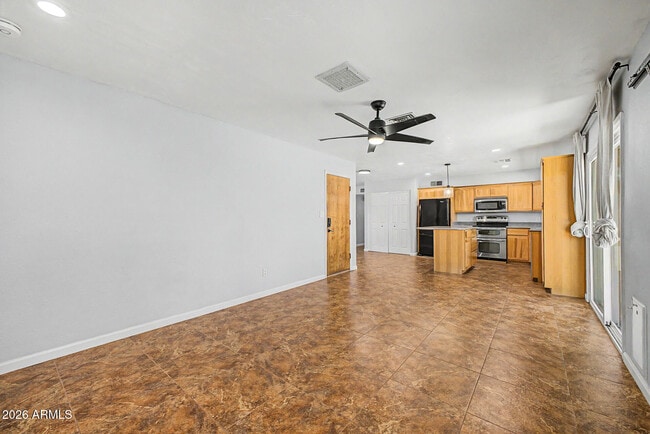 Building Photo - 855 W Lindner Ave