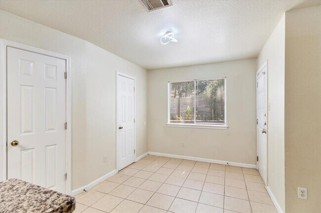 Building Photo - 887 Sagewood Trail