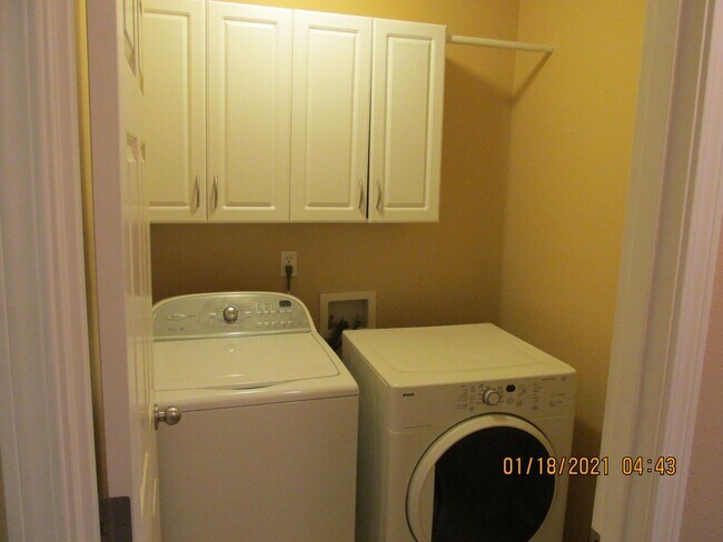 Building Photo - 4 Br 2.5 bth Plus Loft!  Large Rooms, 2 ca...