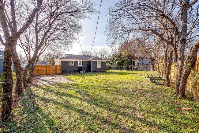 Building Photo - Remodeled 2 Bed 1 Bath Home Ready for New Tenants Near the River District-76114