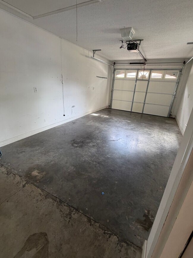 Building Photo - 1701 W Oak Dr