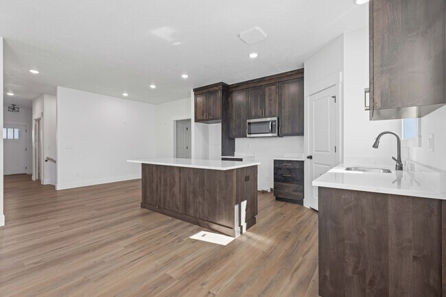 Building Photo - B532AG