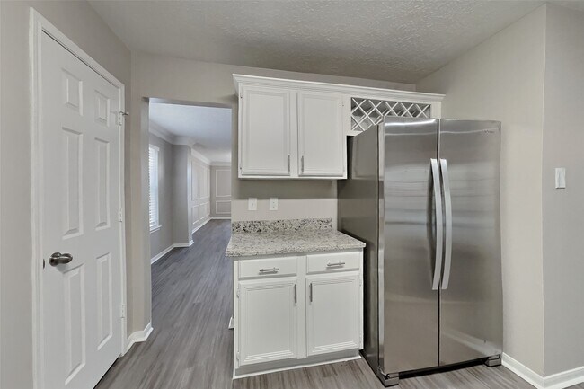 Building Photo - 20402 Avery Point Dr