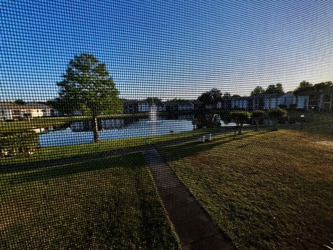Building Photo - 1 Bedroom 2nd Floor Condo in East Orlando with Laminate Flooring and Scenic Balcony View!