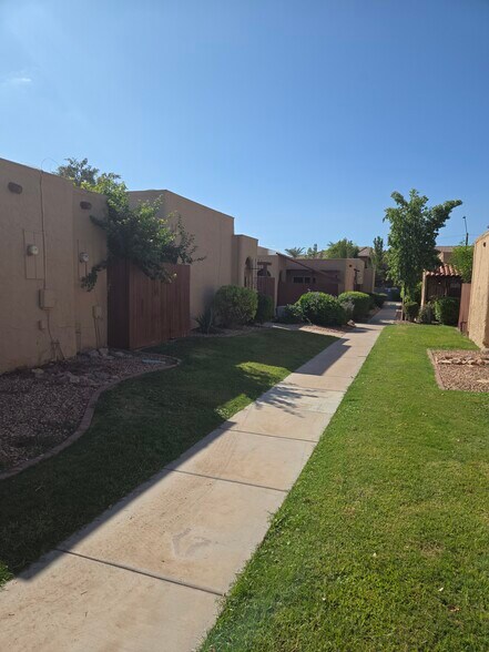 Path to Condo - 1044 E Pueblo Rd