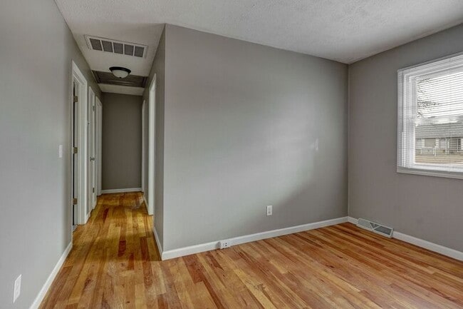 Building Photo - 731 W Greenwood St