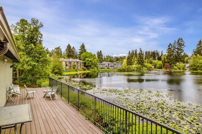 Building Photo - 2 Bedroom 1 Bathroom Lakeside Unit!