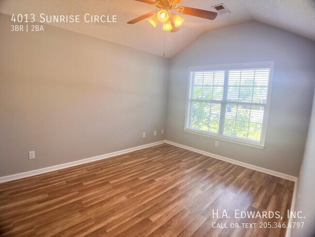 Building Photo - 4013 Sunrise Cir