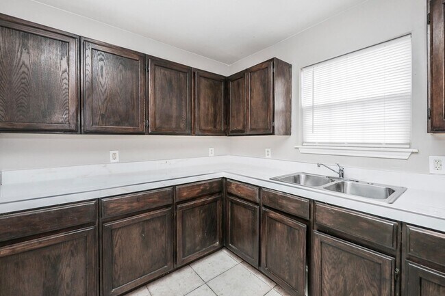 Building Photo - 2220 Santa Cleotilde Ave