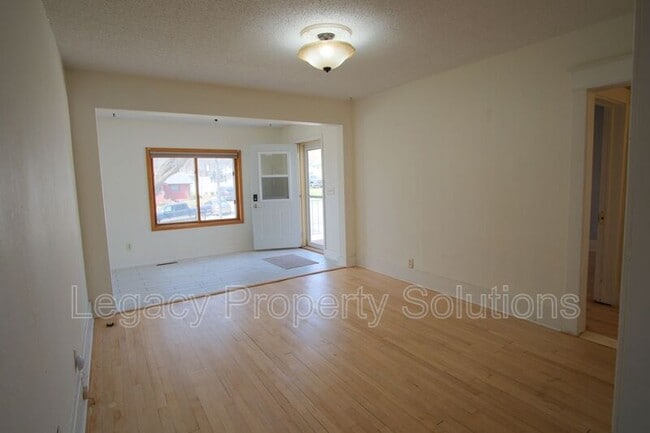 Building Photo - 609 N 13th St