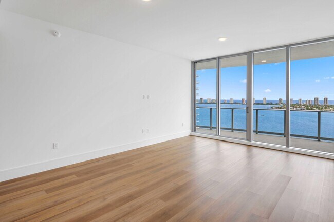 Building Photo - 220 Lake Shore Dr