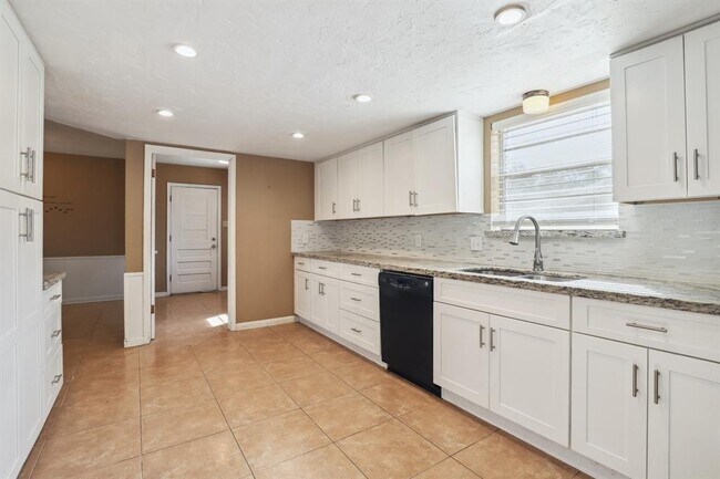 Building Photo - 1003 Suwanee Ln