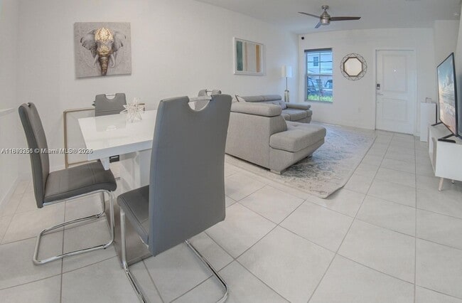 Building Photo - 544 NE 4th St