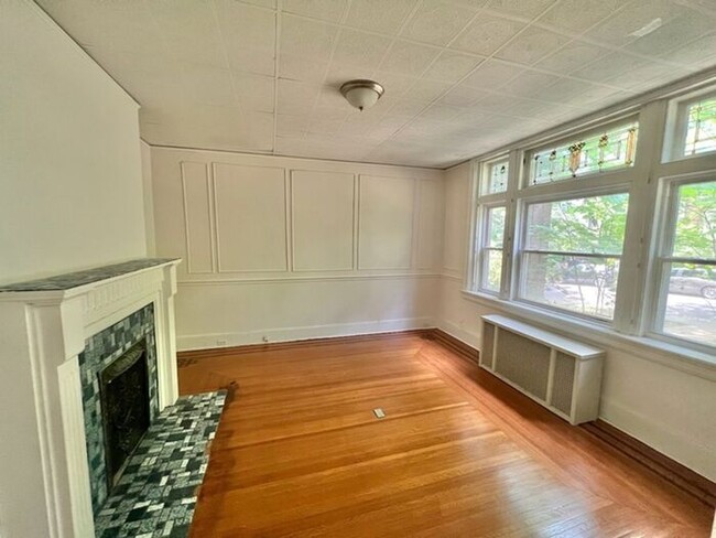 Building Photo - Charming 3 Bed unit on Tree-Lined Bishop S...