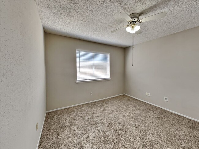 Building Photo - 16302 N Cross Dr