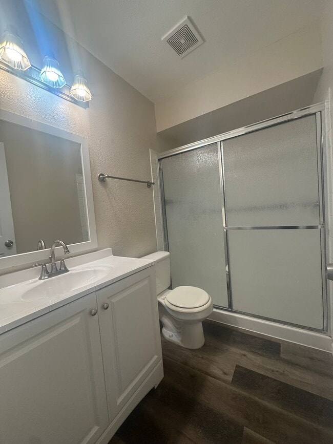 Building Photo - Remodeled Ground Floor 2 Bed Condo Ready for Move In
