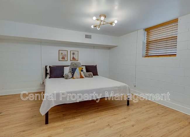 Building Photo - 1126 N Hwy 25 Bypass