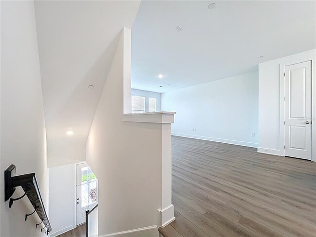 Building Photo - 15465 Hamlin Pk Dr