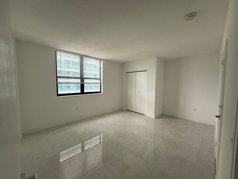 Building Photo - 10185 Collins Ave