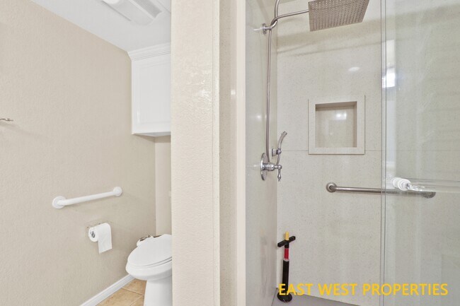 Building Photo - 2409 Sommerset Dr