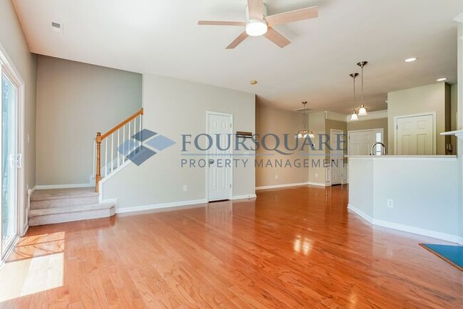 Building Photo - Townhome |Fenced Back Patio with Privacy F...