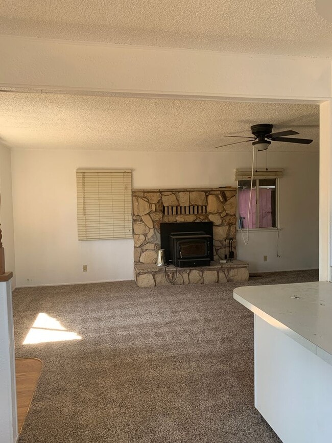 Building Photo - Two story 4 bedroom 2 bath home, Magalia