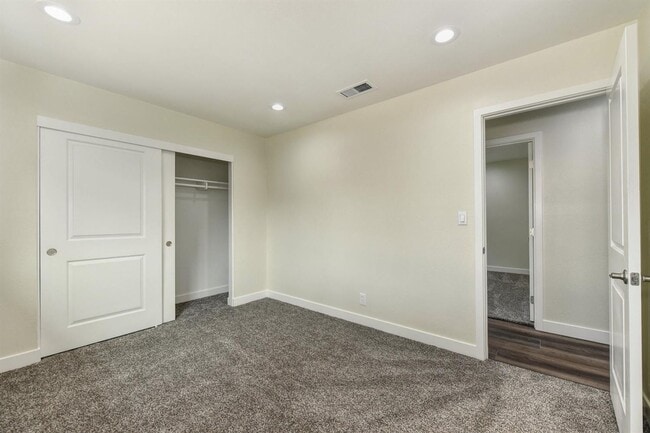 Building Photo - Near Mercy Hospital - Remodeled 4 Bdrm, 2 Bath