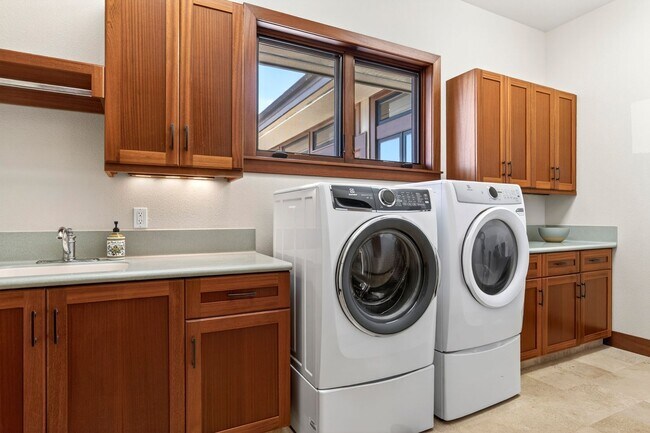 Building Photo - Private Resort-Style Home | Pool, BBQ & Epic Sunsets