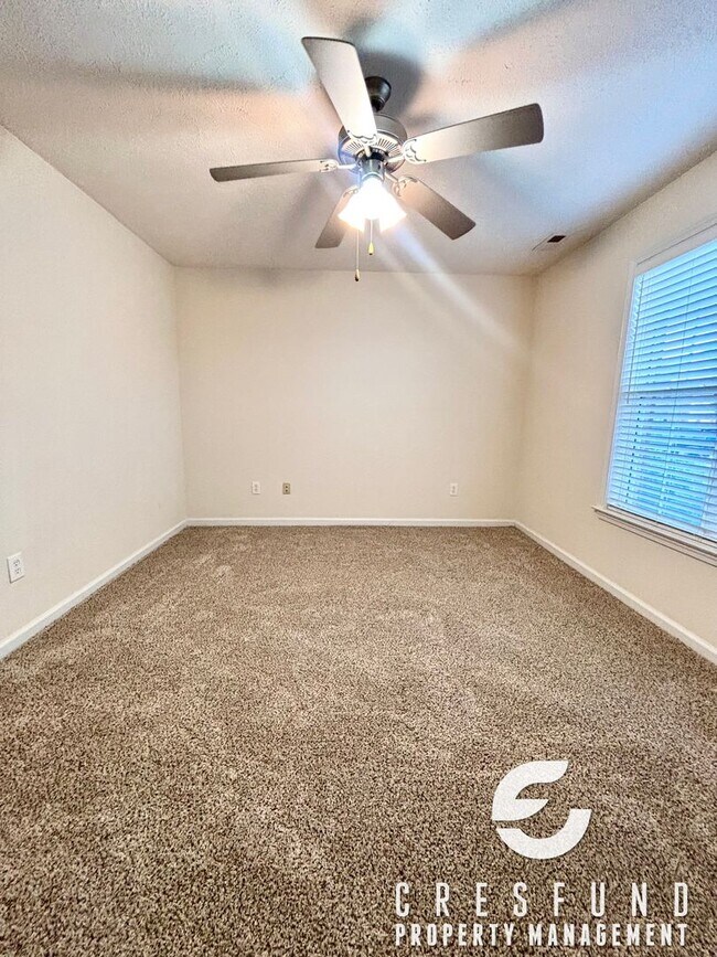 Building Photo - 2 Bed, 2 Bath - BRAND NEW CARPET!!! READY FOR MOVE IN TODAY!