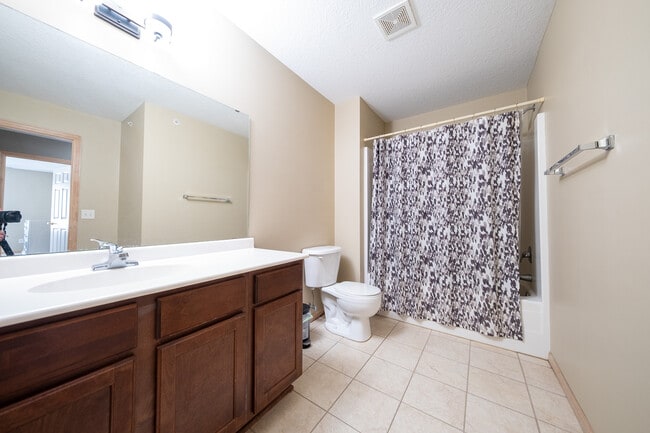 Building Photo - 6988 S Park Dr