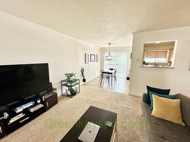 Building Photo - Two bedroom one bathroom condo in Southwes...