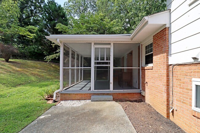 Building Photo - Convenient to Rt 29 & The Shops at Stonefield