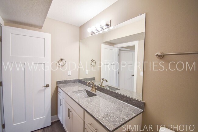 Building Photo - Wonderful 5 bedroom, 3.5 bath with a finis...