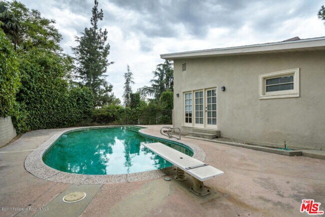 Building Photo - 5249 Escalante Dr