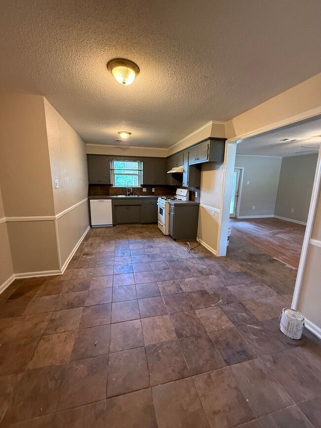 Building Photo - 3 BEDROOM 2 BATH HOUSE CENTRAL HEAT & AIR, UTILITIES ARE EGW, FENCED YARD, 2 CAR CARPORT, W/D HOO...