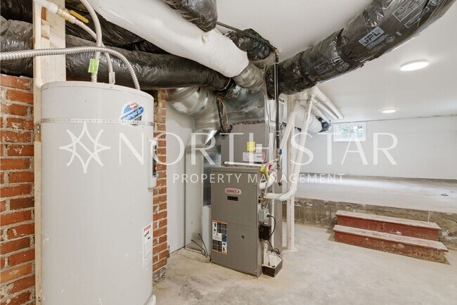 Building Photo - 592 9th St