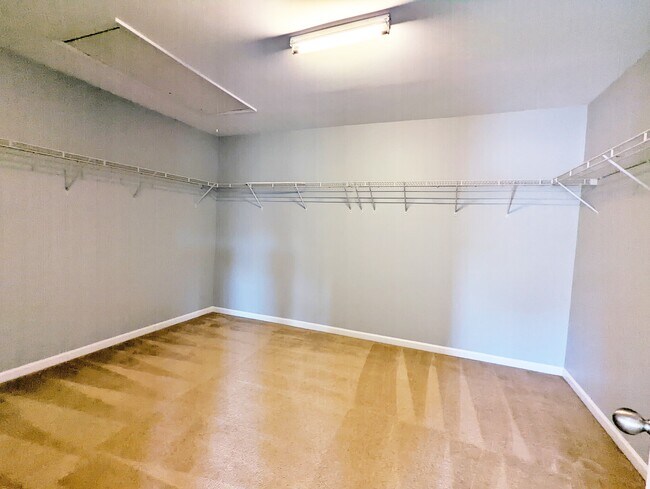 Master closet - 343 Edgecroft Way