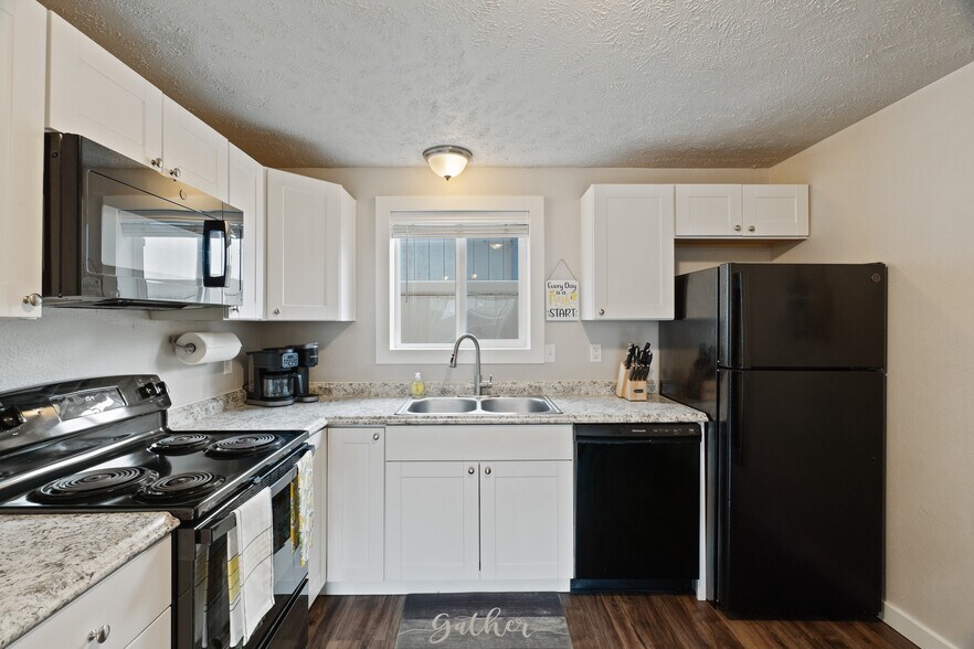 Kitchen - 3012 N Hogan St