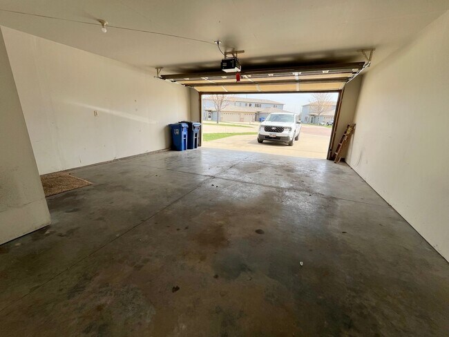 Building Photo - Ground Floor 2 Bed Condo with Attached Garage!