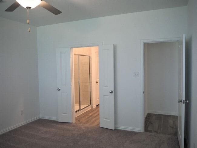 Building Photo - 1800 Lake Grove Dr