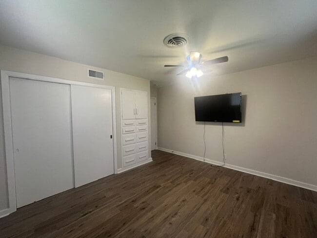 Building Photo - 375 Sherwood Forest Blvd