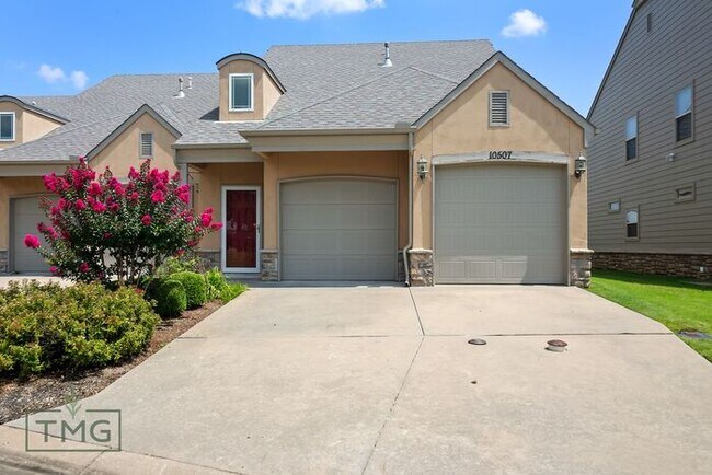 Building Photo - Luxury Gated Patio Home | 2 Bed, 2 Bath | Owasso, OK | Lawn Care Included