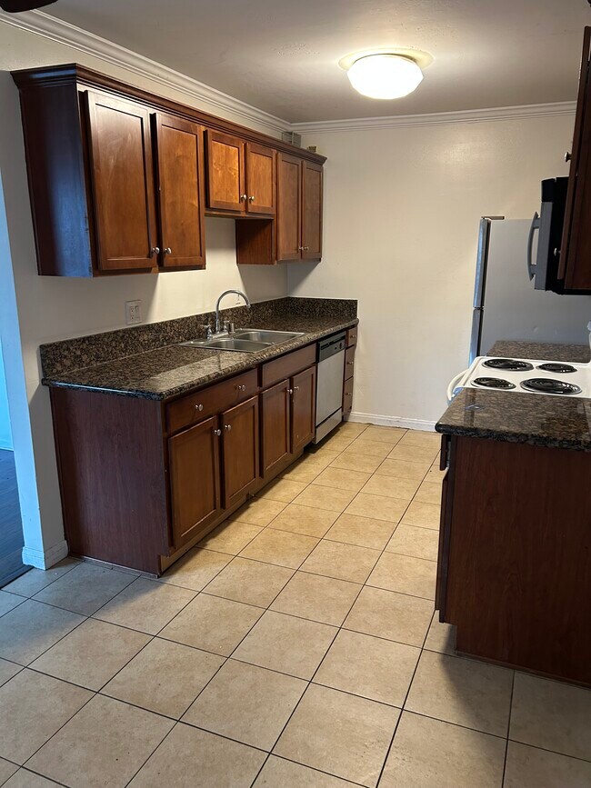 Nice kitchen - 255 S 2nd St