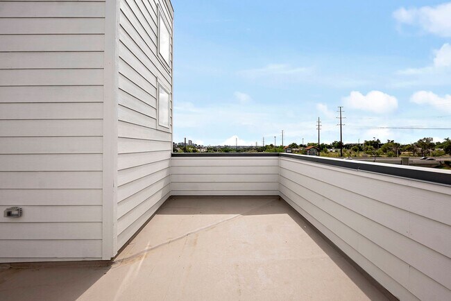Building Photo - Last Townhouse Available! Beautiful Newer Build Close to Overlook Station