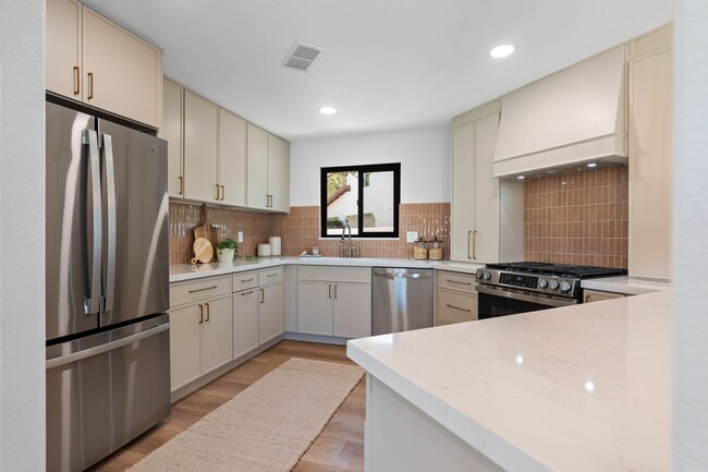 Building Photo - 6803 El Fuerte St