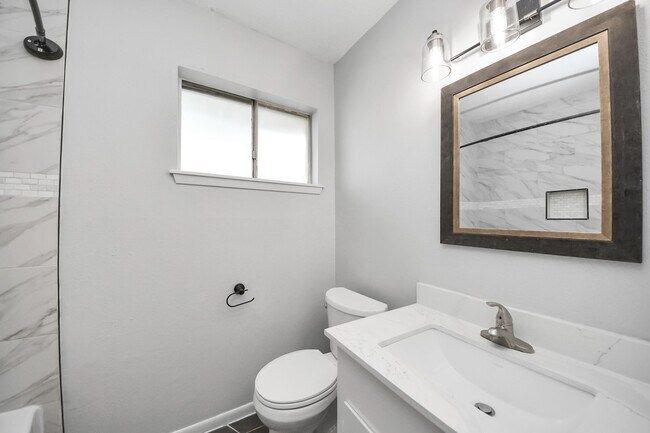 Building Photo - 2405 Pickerton Dr