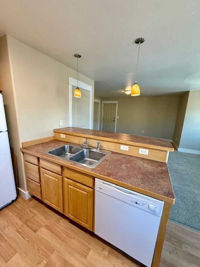 Building Photo - 2 Bedroom 1 Bathroom Apartment  NEW PRICE UPDATE