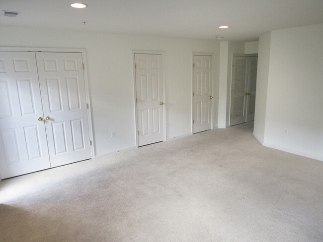 Building Photo - 3 Level Inner Town Home with 1 Car Garage ...