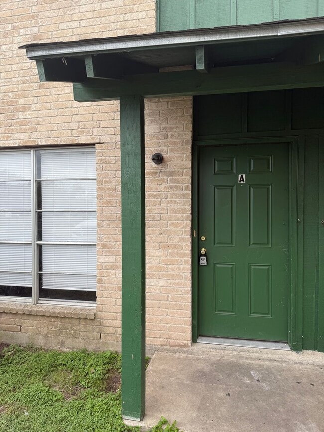 Primary Photo - Townhome in Victoria